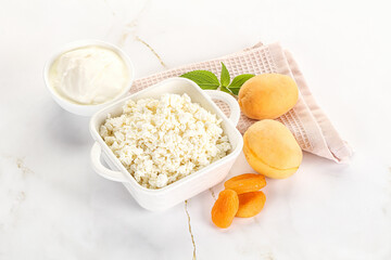 Cottage cheese with apricot and cream