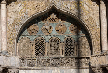Obraz premium Reliefs and reliefs on the facade of Saint Mark's Basilica in Venice, Italy