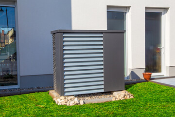 Wärmepumpe an einem Wohnhaus