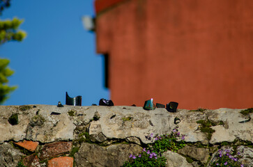 Muro con botellas rotas