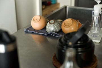 洗った茶碗とお椀をキッチンタオルの上で乾かしているところ