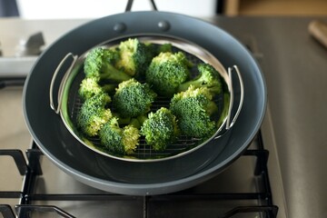 フライパンで蒸すためにブロッコリーを並べたところ