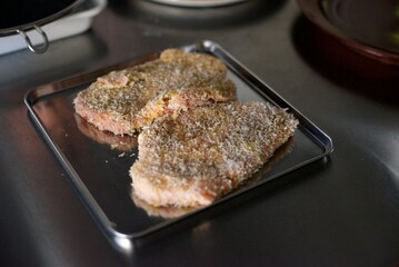 パン粉をつけ終えた豚カツ用の豚肉をバットに並べたところ