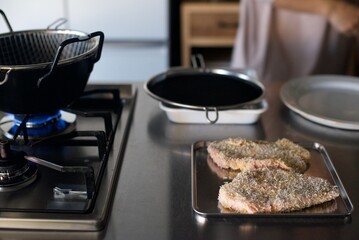 パン粉をつけ終えた豚カツ用の豚肉をバットに並べたところ