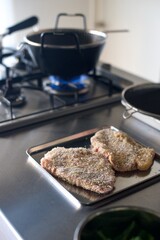 パン粉をつけ終えた豚カツ用の豚肉をバットに並べたところ