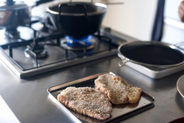 パン粉をつけ終えた豚カツ用の豚肉をバットに並べたところ
