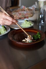 作り置きしていたツナサラダを器に盛り付けているところ
