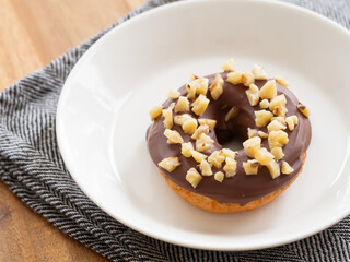 胡桃をのせたチョコレートがけドーナツ