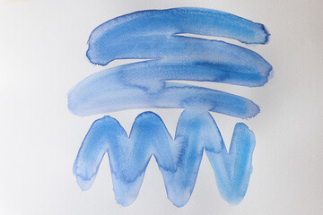 Elementi astratti realizzati ad acquerello: pennellate blu dipinte su carta  - obrazy, fototapety, plakaty