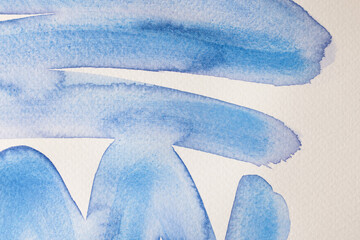 Elementi astratti realizzati ad acquerello: pennellate blu dipinte su carta 