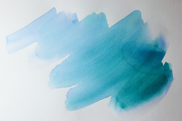 Elementi astratti realizzati ad acquerello: pennellate verde azzurro dipinte su carta 