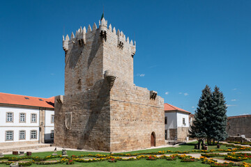 Guardiões da história: A majestosa Torre de Menagem de Chaves erguendo a bandeira portuguesa...