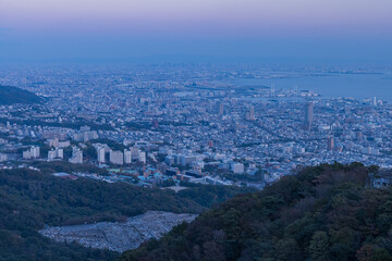 Obraz premium 日本 兵庫県神戸市の摩耶山の掬星台展望台から眺める神戸の夕方の街並み