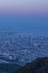 日本　兵庫県神戸市の摩耶山の掬星台展望台から眺める神戸の夕方の街並み