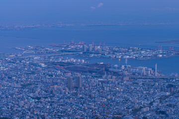 日本　兵庫県神戸市の摩耶山の掬星台展望台から眺める神戸の夕方の街並み