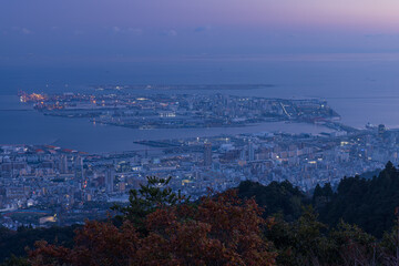日本　兵庫県神戸市の摩耶山の掬星台展望台から眺める神戸の夕方の街並み
