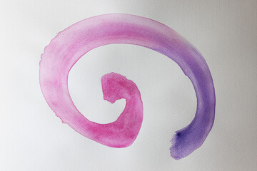 Elementi astratti realizzati ad acquerello: pennellate magenta e viola dipinte su carta 