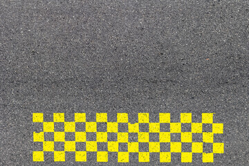 Damier à la peinture jaune sur asphalte, marquage emplacement ligne de départ sur route 