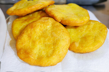 揚げたてのチリのパン・ソパイピージャ