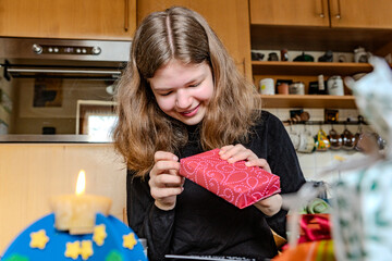 Geburtstagsgeschenke auspacken