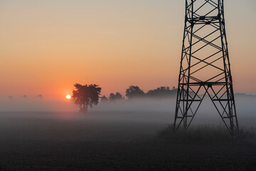 Sonnenaufgang und Strommast