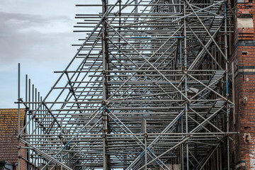 die Außenwände werden durch die Gerüstkonstruktion abgestützt