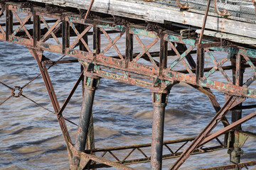 Stahlträger unter dem Einfluss von Meerwasser