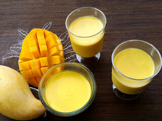 Mango Pudding  with sliced ripe mangoes