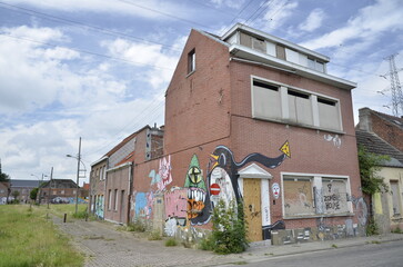 Graffitis sur les maisons et autres bâtiments dans le village abandonné de Doel (B)  photographiés en août 2013.