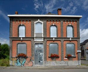 Graffitis sur les maisons et autres bâtiments dans le village abandonné de Doel (B) ...