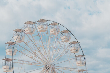 Obraz premium Ferris wheel for panoramic view in amusement park is popular entertaining ride, shot against summer sky on bright sunny day