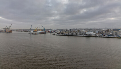 Obraz premium Germany's second largest city Hamburg streets canals and symbolic buildings snow and colorful cloudy sky and daylight in winter