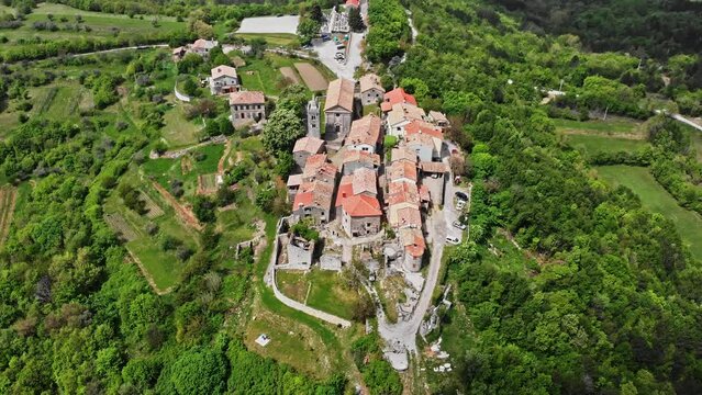 Worlds smallest town Hum