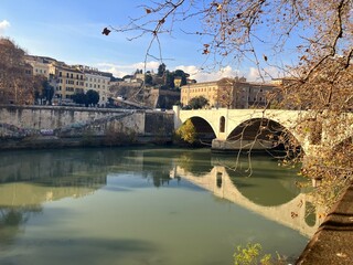 ローマのテベレ川の風景と街並み - obrazy, fototapety, plakaty