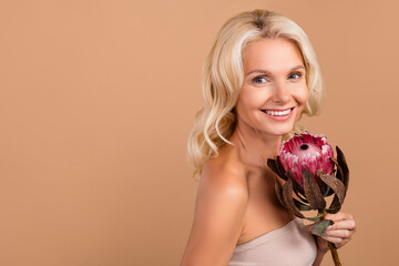 Photo portrait of lovely stunning pensioner lady hold beautiful pink proteus flower shoulders off...