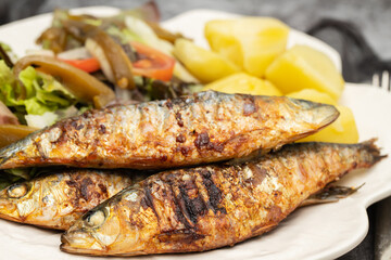 Grilled sardines with sauce on fresh bread