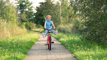 Freude beim Fahrrad fahren im Frühling