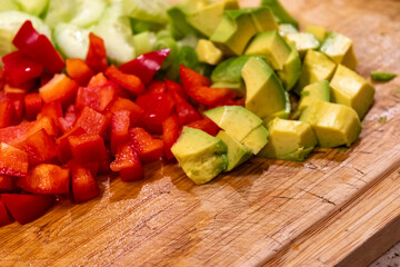 Nahaufnahme frisch geschnittenes Gemüse auf einem Schneidebrett