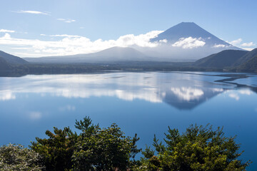 富士山・本栖湖・青空・雲
