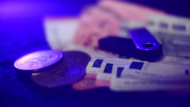 crypto, bitcoin, btc, pi&egrave;ce, ledger, portefeuille, acheter, vendre, froid, d&eacute;centralis&eacute;e, bleue, fond noir, propri&eacute;taire, trading, smartphone, monnaie, argent, euro, &euro;, graphique, fiat, fiduciaire, af