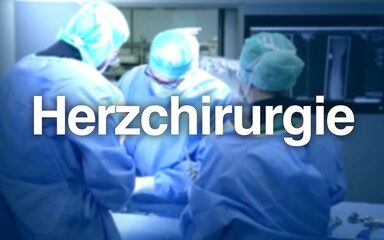 Herzchirurgie Schriftzug, im Hintergrund ein Operationssaal mit Chirurgen am Patienten, Geräte und...