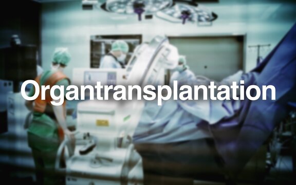 Organtransplantation Schriftzug, im Hintergrund ein Operationssaal mit Chirurgen am Patienten, Geräte und Lichter, Operation, Behandlung, Krankenhaus, Medizin, Gesundheit, Organspende