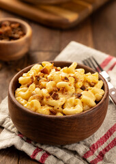 Bowl of macaroni and cheese with bacon pieces - 723884857
