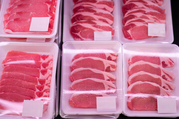 陳列された沢山の豚肉