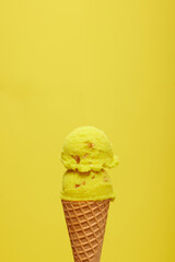 黄色背景と黄色のアイスクリーム 【Ice Cream】