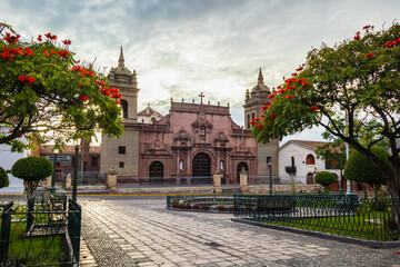 Catedral en la Plaza Mayor de Huamanga - Ayacucho, Perú