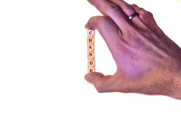 Hand hält Buchstabenwürfel mit dem englischen Wort Change
