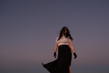 Chica con estilo gótico posando en el atardecer