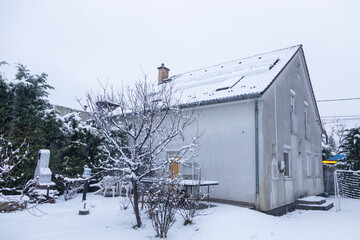 Haus mit Solaranlage am Dach im Winter 