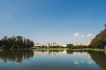 São Paulo refletida no lago de um de seus principais parques, o Ibirapuera. 